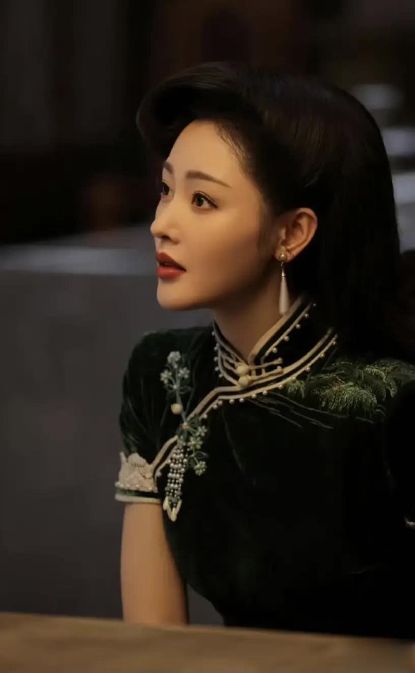 优配物料 张天爱《守护者们》旗袍造型惊艳 东方美学巅峰演绎！